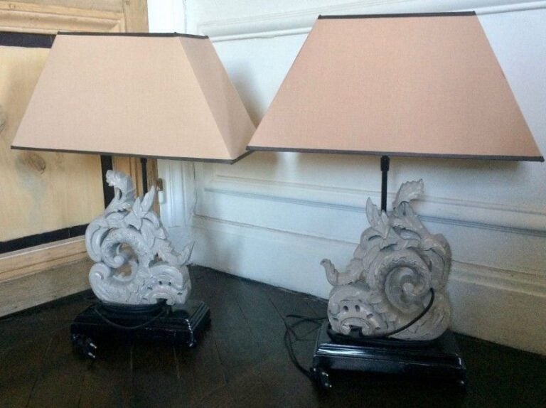 Paire de lampes en bois sculpté laqué blanc sur socle en métal laqué noi