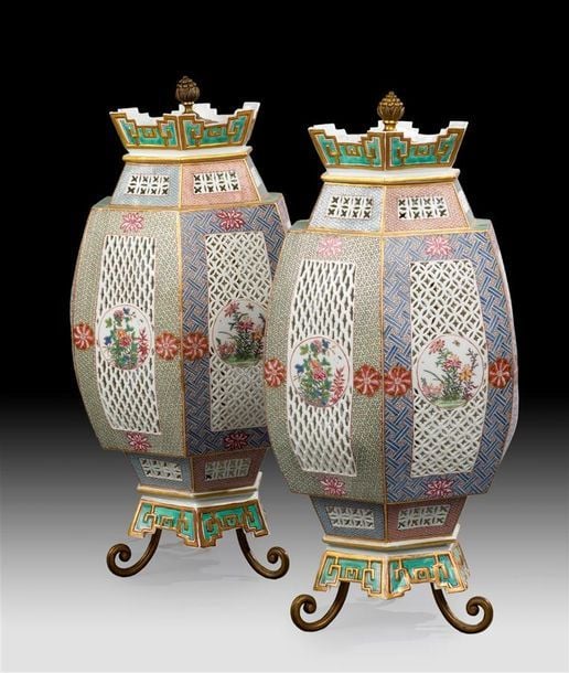 PAIRE DE LANTERNES FACETTEES EN PORCELAINE A DECOR EMAILLE POLYCHROME DANS LE STYLE DE LA " FAMILLE ROSE "