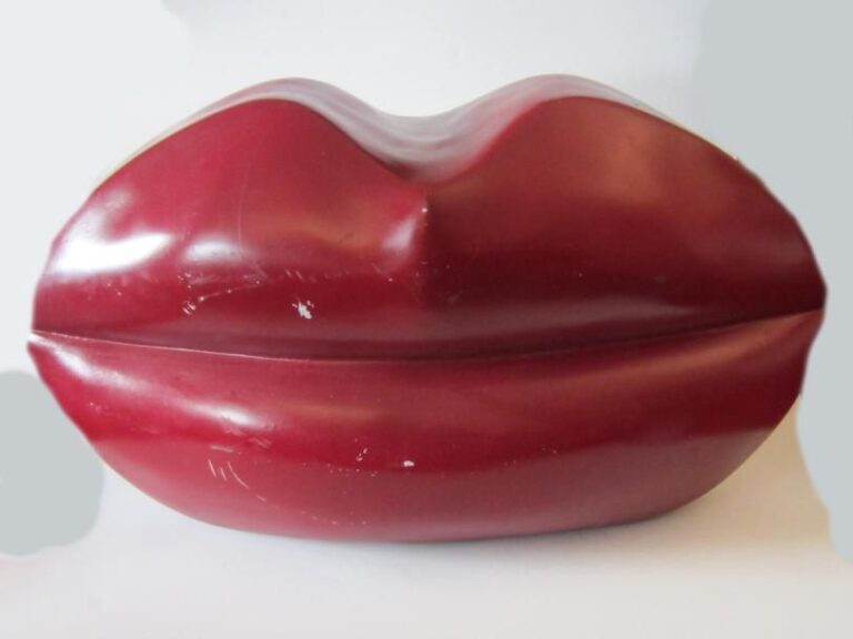 Paire de lèvres en résine rouge