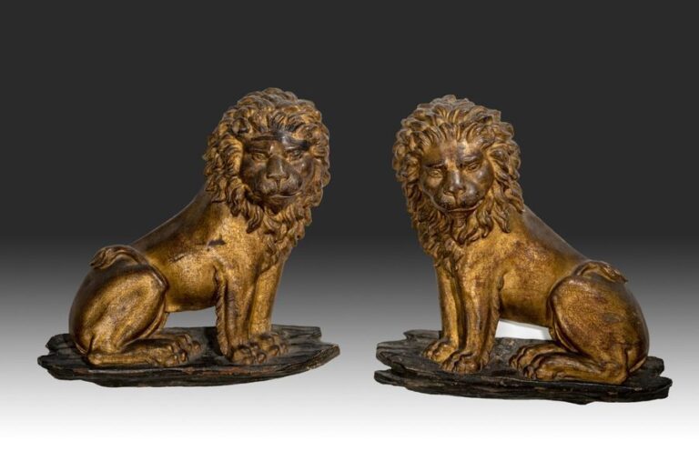 Paire de lions en haut-relief en résineux sculpté et doré du XVIIIe siècle,