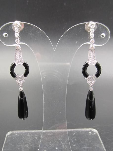 PAIRE de longs PENDANTS D'OREILLES «géométriques» en or gris (750 millièmes) ajouré serti de diamants taille brillant et onyx à motifs de godrons et goutte