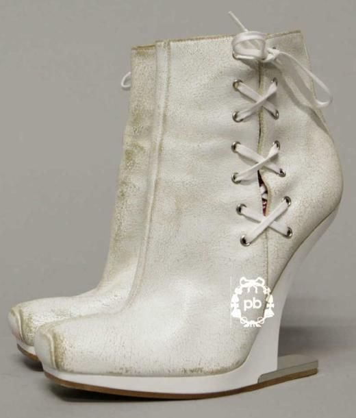PAIRE de LOW-BOOTS à talons stylisés en cuir vieilli blanc ornée d'un lacet sur la cheville (P39) (très bon état avec mini traces)