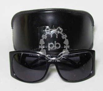 PAIRE de LUNETTES de SOLEIL en bakélite noire, branches ajourées ornées d'une étoile strassé