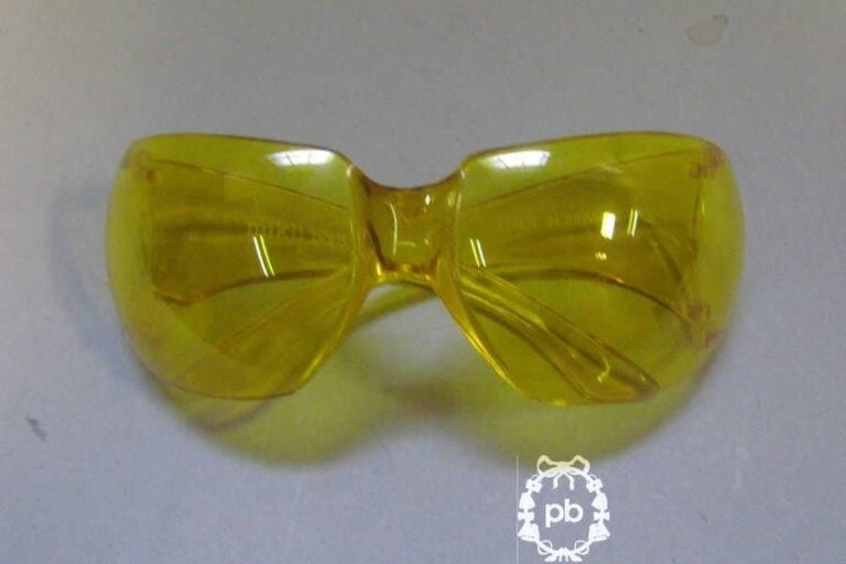 PAIRE de LUNETTES en bakélite transparente jaune
