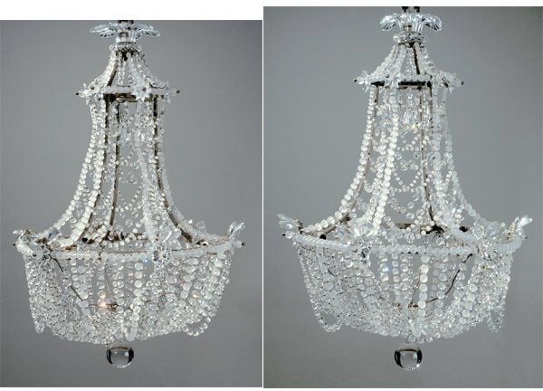 Paire de lustres corbeilles, à armatures rehaussées de pendeloques, perles et plaquettes de verre ou cristal taillé et dépol