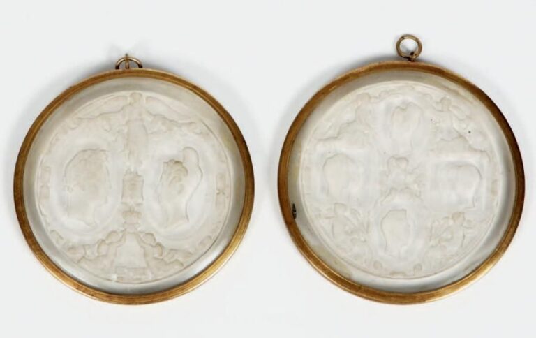 Paire de médaillons en lithophanie, figurant Louis-Philippe et Marie-Amélie, ou la famille d'Orléans Premier tiers du XIXe siècle Dia