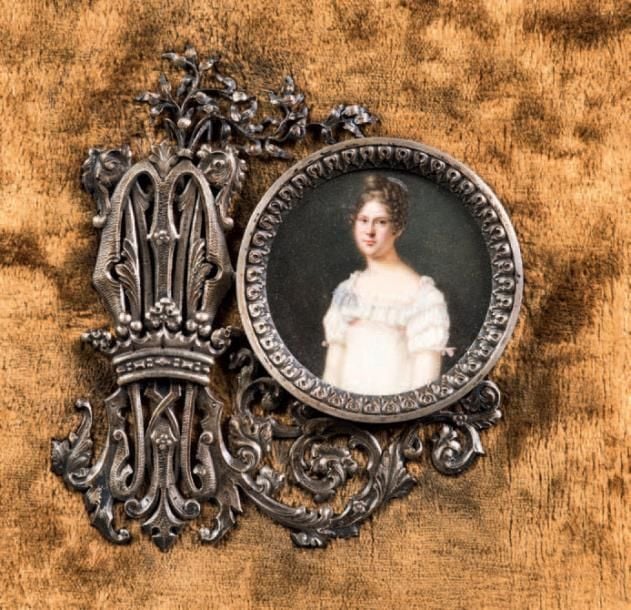 PAIRE DE MINIATURES RONDES représentant la Marquise de Molac et la Comtesse de Buss