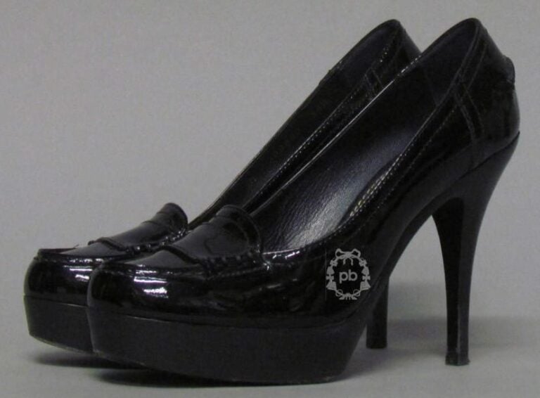 PAIRE de MOCASSINS à plateformes et hauts talons en cuir verni noir (P3