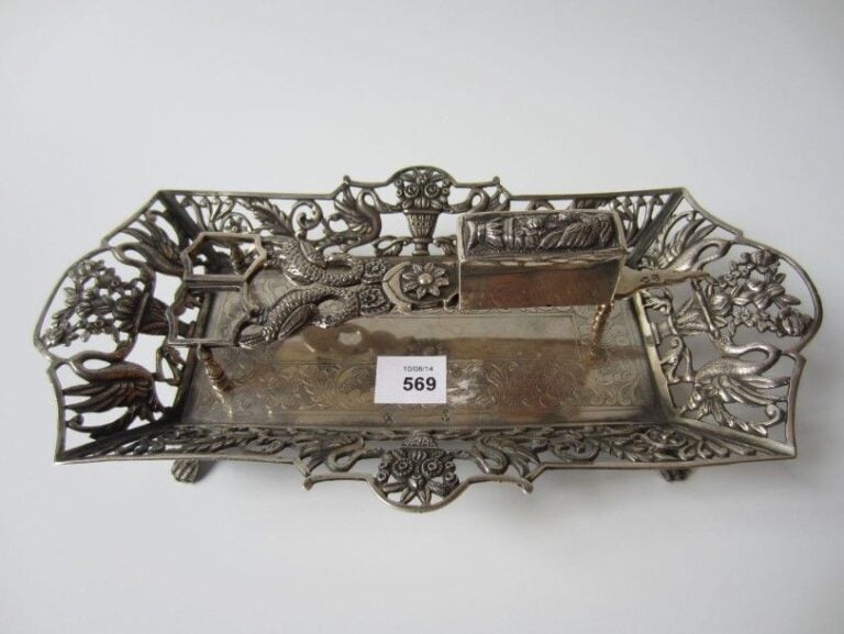 PAIRE DE MOUCHETTES ET SON PLATEAU en argent à décor de cygnes, vasques fleuries et feuillag