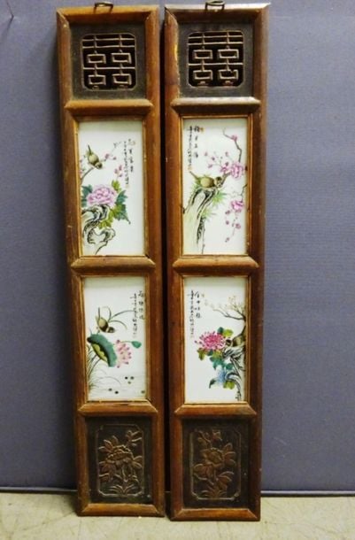 PAIRE DE PANNEAUX EN BOIS INDIGENE PRESENTANT QUATRE (4) PLAQUES DE PORCELAINES EMAILLLEES
