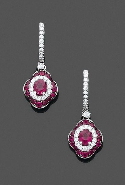 •Paire de PENDANTS d'OREILLES à motif «quadrilobé» en or gris (750‰) serti de rubis et diamants taille brillan