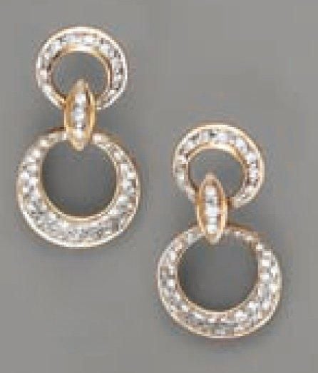 Paire de PENDANTS D'OREILLES « anneaux » en or jaune et or gris ajouré serti de diamant