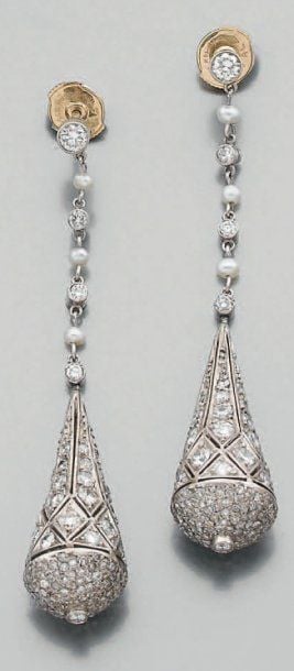 Paire de PENDANTS D'OREILLES « balustres » en platine et or gris ajouré et articulé serti de diamants et de perles fine
