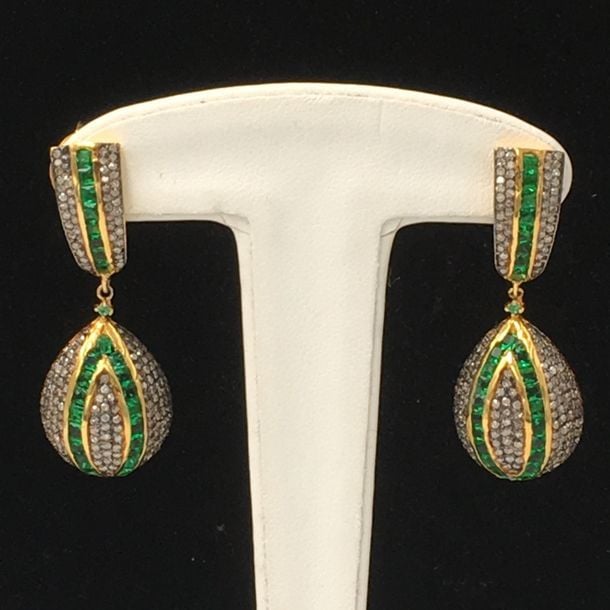 Paire de PENDANTS D'OREILLES bombées en argent et vermeil (mi