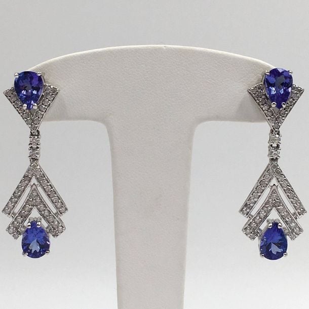 Paire de PENDANTS d'OREILLES «chevrons» en or gris (750 millièmes) articulé serti de deux tanzanites de forme poire et diamants taille brillan