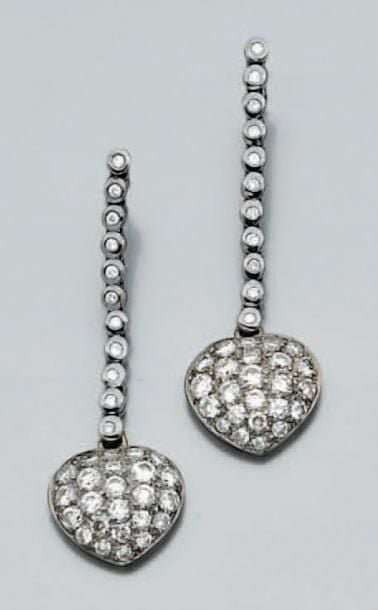 Paire de pendants d'oreilles «coeur» en or noirci serti d'un pavage de diamants taille brillan