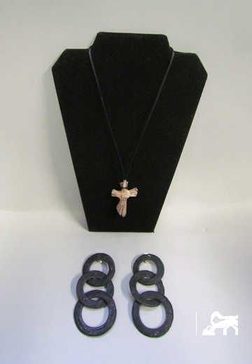 PAIRE de PENDANTS D'OREILLES composée de trois anneaux en raphia noir (non signée