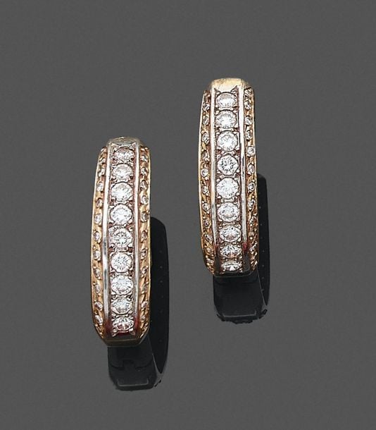 •Paire de PENDANTS d'OREILLES «créoles» en or (750‰) serti de trois alignements de diamants taille brillan