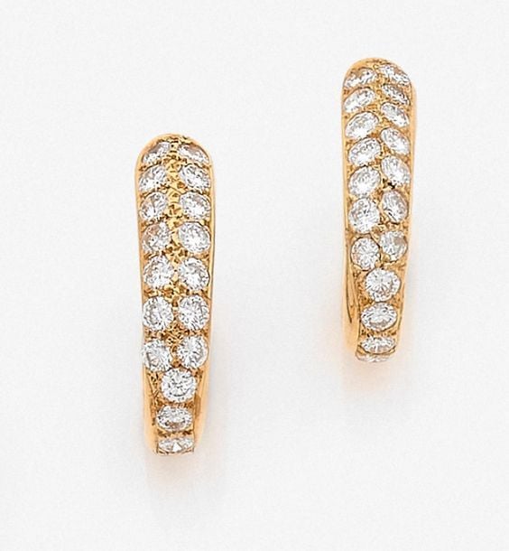 •Paire de PENDANTS d'OREILLES «créoles» en or jaune (750‰) pavé chacun de 18 diamants taille brillan