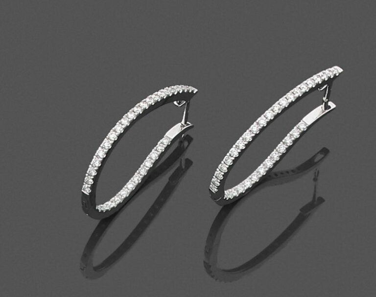 • Paire de PENDANTS d'OREILLES «créoles gouttes» en or gris (750‰) serti d'un alignement de 70 diamants taille brillan