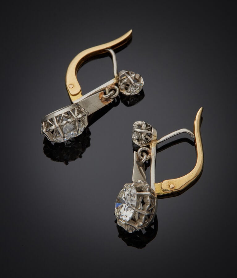 Paire de PENDANTS d'OREILLES "dormeuses" articulées en platine (min. 800‰) et o…