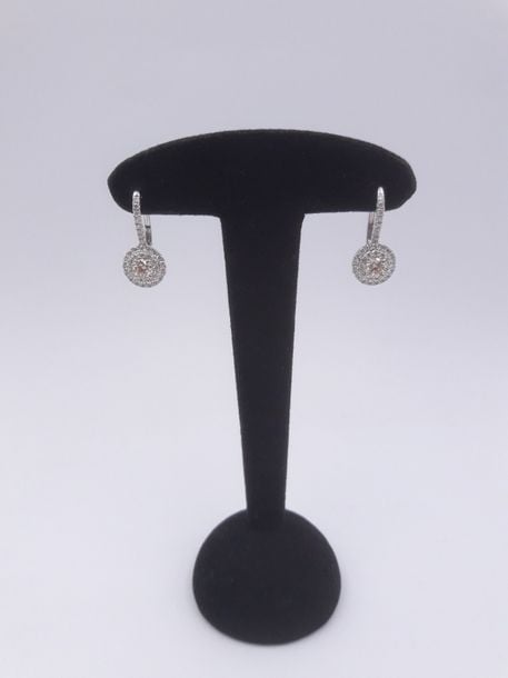 Paire de PENDANTS d'OREILLES «dormeuses» en or gris (750 millièmes) de forme ronde, pavé de diamant