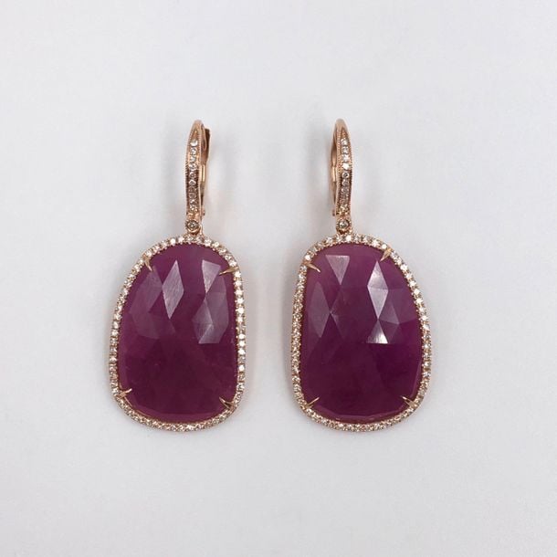 Paire de PENDANTS D'OREILLES dormeuses en or rose (750 millièmes) serti d'un rubis facetté, entouré de diamant taille brillan