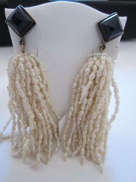 PAIRE DE PENDANTS D'OREILLES en argent serti d'onyx taillé en pain de sucre retenant un pompon de perles d'eau douc