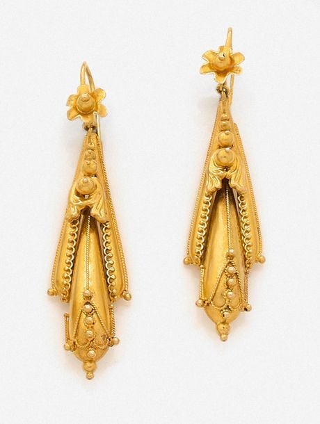 Paire de PENDANTS d'OREILLES en jaune (585 millièmes) 14 carats perlé, et ciselé motifs de fleurettes et volute