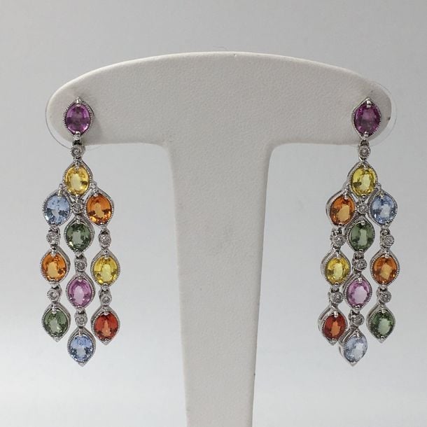 Paire de PENDANTS d'OREILLES en or gris (375 millièmes) articulé, serti de pierres précieuses de couleur de forme navette et diamant