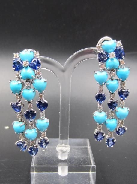 PAIRE de PENDANTS D'OREILLES en or gris (585 millièmes) 14 carats, composé de trois lignes de saphirs et turquoises cabochons taillés en coeur, et diamants taille brillan