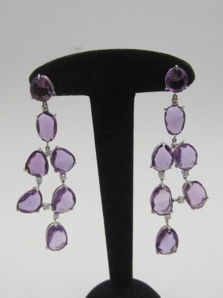 PAIRE de PENDANTS D'OREILLES en or gris (585 millièmes) 14 carats, serti d'améthystes de formes diverses alternées de diamants taille brillan