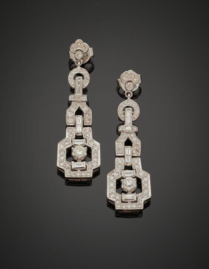 Paire de PENDANTS d'OREILLES en or gris (750‰) ajouré et articulé serti de diam…