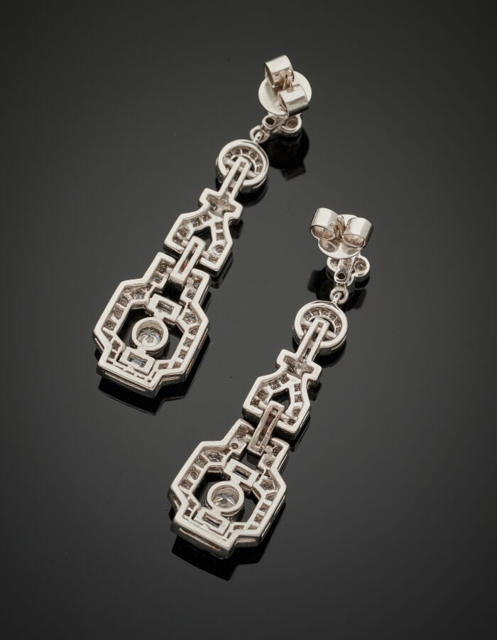 Paire de PENDANTS d'OREILLES en or gris (750‰) ajouré et articulé serti de diam…