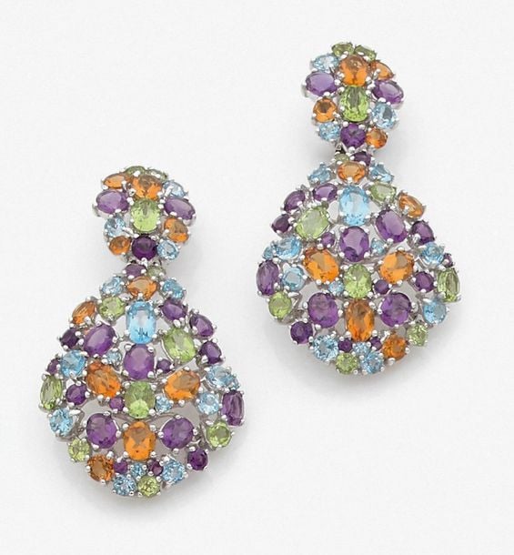 •Paire de PENDANTS D'OREILLES en or gris (750‰) ajouré, serti d'améthystes, péridots, topazes et citrine