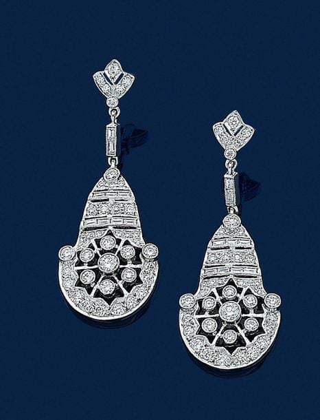 •Paire de PENDANTS d'OREILLES en or gris (750‰) ajouré serti de diamants taille brillant et baguette