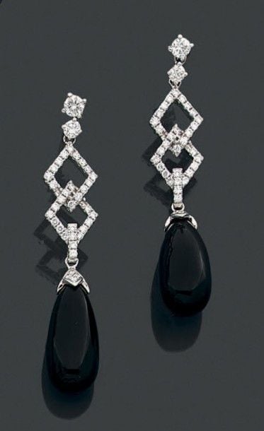 PAIRE de PENDANTS D'OREILLES en or gris (750 millièmes) ajouré à motifs de losanges serti de diamants taille brillant retenant une goutte d'ony