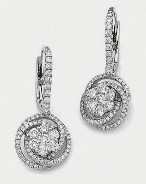 PAIRE de PENDANTS D'OREILLES en or gris (750 millièmes) ajouré serti de diamants taille brillant, à motif de fleurs stylisée