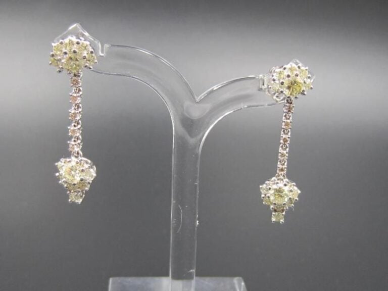 PAIRE de PENDANTS D'OREILLES en or gris (750 millièmes) articulé serti de diamants teintés, taille brillan