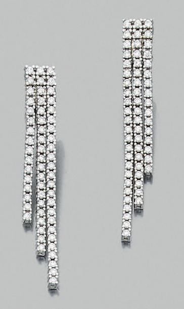PAIRE de PENDANTS D'OREILLES en or gris (750 millièmes) composé de trois lignes de diamants, de longueur différent