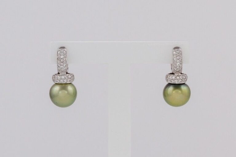 Paire de PENDANTS D'OREILLES en or gris (750 millièmes) pavé de diamants taille brillant retenant une perle de culture verte de forme ronde,