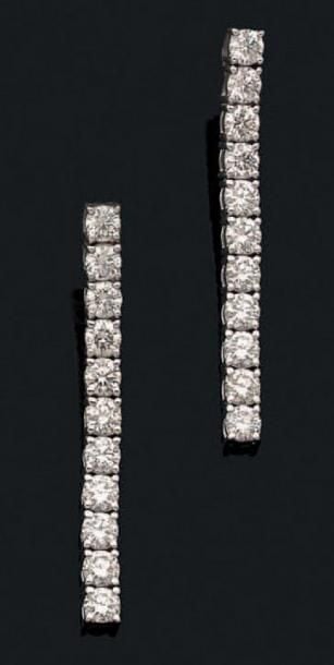 PAIRE DE PENDANTS D'OREILLES en or gris (750 millièmes) serti d'un alignement de onze diamants taille brillan