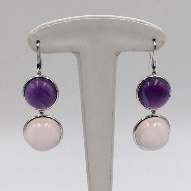 Paire de PENDANTS D'OREILLES en or gris (750 millièmes) serti d'un cabochon d'améthyste et d'un quartz rose de forme rond