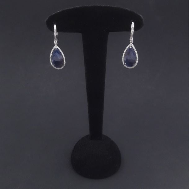 Paire de PENDANTS D'OREILLES en or gris (750 millièmes) serti d'un saphir facetté piriforme entouré de diamant taille brillan
