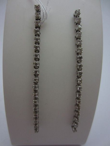 PAIRE DE PENDANTS D'OREILLES en or gris (750 millièmes) serti d'une ligne de 18 diamants taille brillan