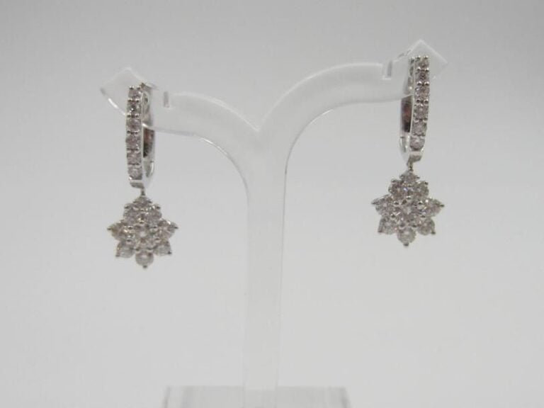 PAIRE de PENDANTS D'OREILLES en or gris (750 millièmes) serti de diamants taille brillant