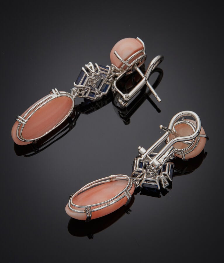 Paire de PENDANTS d'OREILLES en or gris (750‰) orné de cabochons de corail peau…