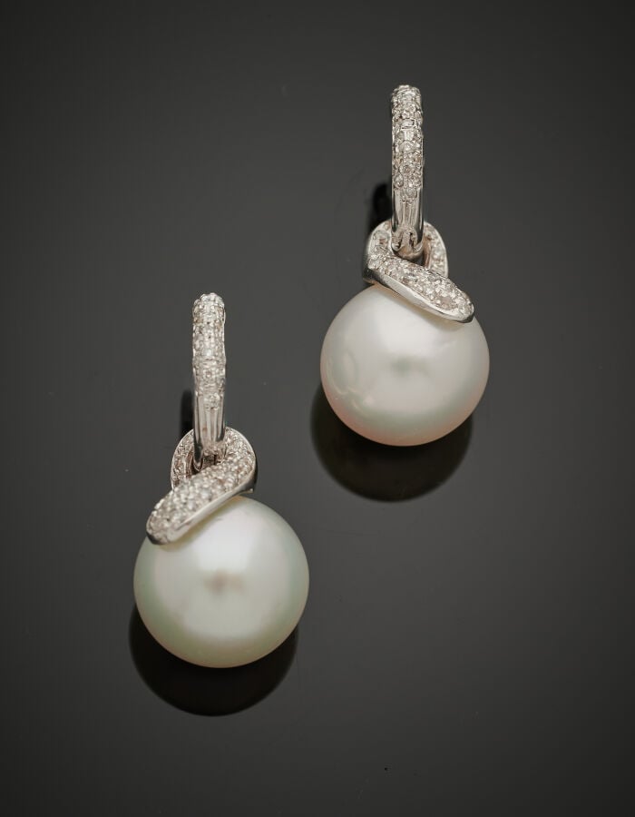 Paire de PENDANTS d'OREILLES en or gris (750‰) pavé de diamants taille brillant…