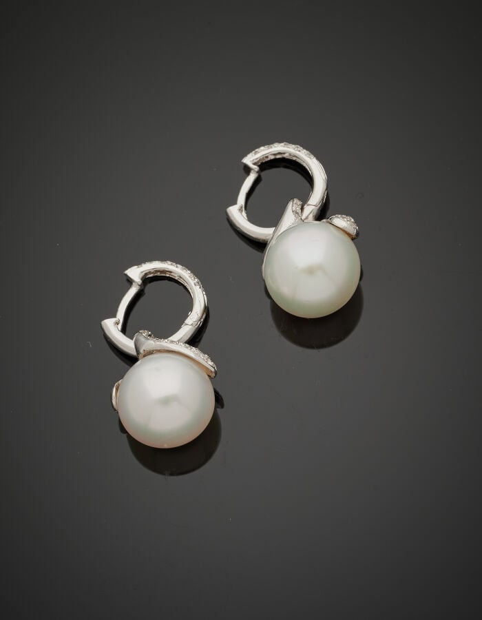 Paire de PENDANTS d'OREILLES en or gris (750‰) pavé de diamants taille brillant…
