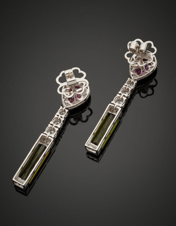 Paire de PENDANTS d'OREILLES en or gris (750‰) serti d'un alignement d'un saphi…